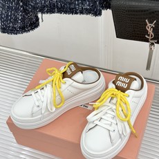 Miu Miu/缪缪26WF新品双色鞋带 厚底休闲运动穆勒小白鞋 双色鞋带穆勒小白鞋登场 撞色双鞋带添鲜活元气 厚底悄悄 Miu Miu/缪缪26WF新品双色鞋带 厚底休闲运动穆勒小白鞋 双色鞋带穆勒小白鞋登场 撞色双鞋带添鲜活元气 厚底悄悄