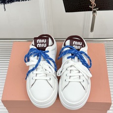 Miu Miu/缪缪26WF新品双色鞋带 厚底休闲运动穆勒小白鞋 双色鞋带穆勒小白鞋登场 撞色双鞋带添鲜活元气 厚底悄悄 Miu Miu/缪缪26WF新品双色鞋带 厚底休闲运动穆勒小白鞋 双色鞋带穆勒小白鞋登场 撞色双鞋带添鲜活元气 厚底悄悄