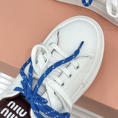 Miu Miu/缪缪26WF新品双色鞋带 厚底休闲运动穆勒小白鞋 双色鞋带穆勒小白鞋登场 撞色双鞋带添鲜活元气 厚底悄悄 Miu Miu/缪缪26WF新品双色鞋带 厚底休闲运动穆勒小白鞋 双色鞋带穆勒小白鞋登场 撞色双鞋带添鲜活元气 厚底悄悄