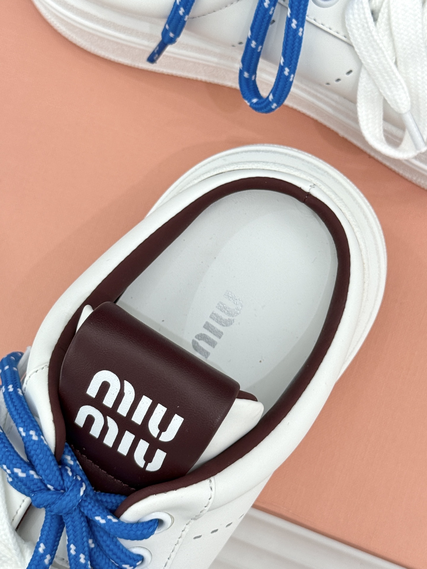Miu Miu/缪缪26WF新品双色鞋带 厚底休闲运动穆勒小白鞋 双色鞋带穆勒小白鞋登场 撞色双鞋带添鲜活元气 厚底悄悄 Miu Miu/缪缪26WF新品双色鞋带 厚底休闲运动穆勒小白鞋 双色鞋带穆勒小白鞋登场 撞色双鞋带添鲜活元气 厚底悄悄