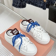 Miu Miu/缪缪26WF新品双色鞋带 厚底休闲运动穆勒小白鞋 双色鞋带穆勒小白鞋登场 撞色双鞋带添鲜活元气 厚底悄悄 Miu Miu/缪缪26WF新品双色鞋带 厚底休闲运动穆勒小白鞋 双色鞋带穆勒小白鞋登场 撞色双鞋带添鲜活元气 厚底悄悄