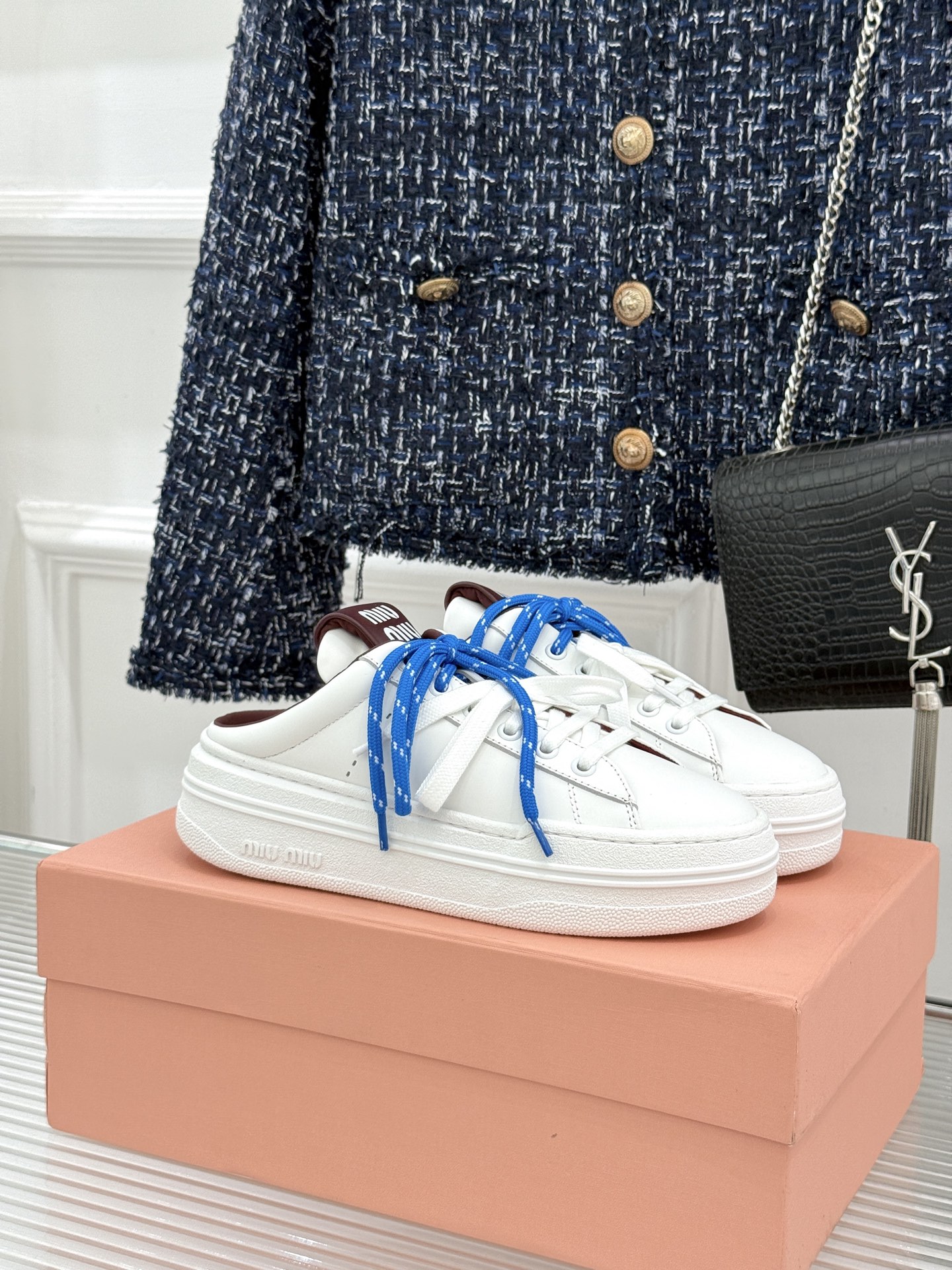 Miu Miu/缪缪26WF新品双色鞋带 厚底休闲运动穆勒小白鞋 双色鞋带穆勒小白鞋登场 撞色双鞋带添鲜活元气 厚底悄悄