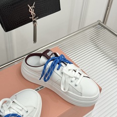 Miu Miu/缪缪26WF新品双色鞋带 厚底休闲运动穆勒小白鞋 双色鞋带穆勒小白鞋登场 撞色双鞋带添鲜活元气 厚底悄悄 Miu Miu/缪缪26WF新品双色鞋带 厚底休闲运动穆勒小白鞋 双色鞋带穆勒小白鞋登场 撞色双鞋带添鲜活元气 厚底悄悄