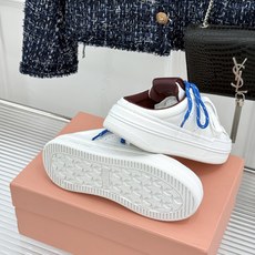 Miu Miu/缪缪26WF新品双色鞋带 厚底休闲运动穆勒小白鞋 双色鞋带穆勒小白鞋登场 撞色双鞋带添鲜活元气 厚底悄悄 Miu Miu/缪缪26WF新品双色鞋带 厚底休闲运动穆勒小白鞋 双色鞋带穆勒小白鞋登场 撞色双鞋带添鲜活元气 厚底悄悄