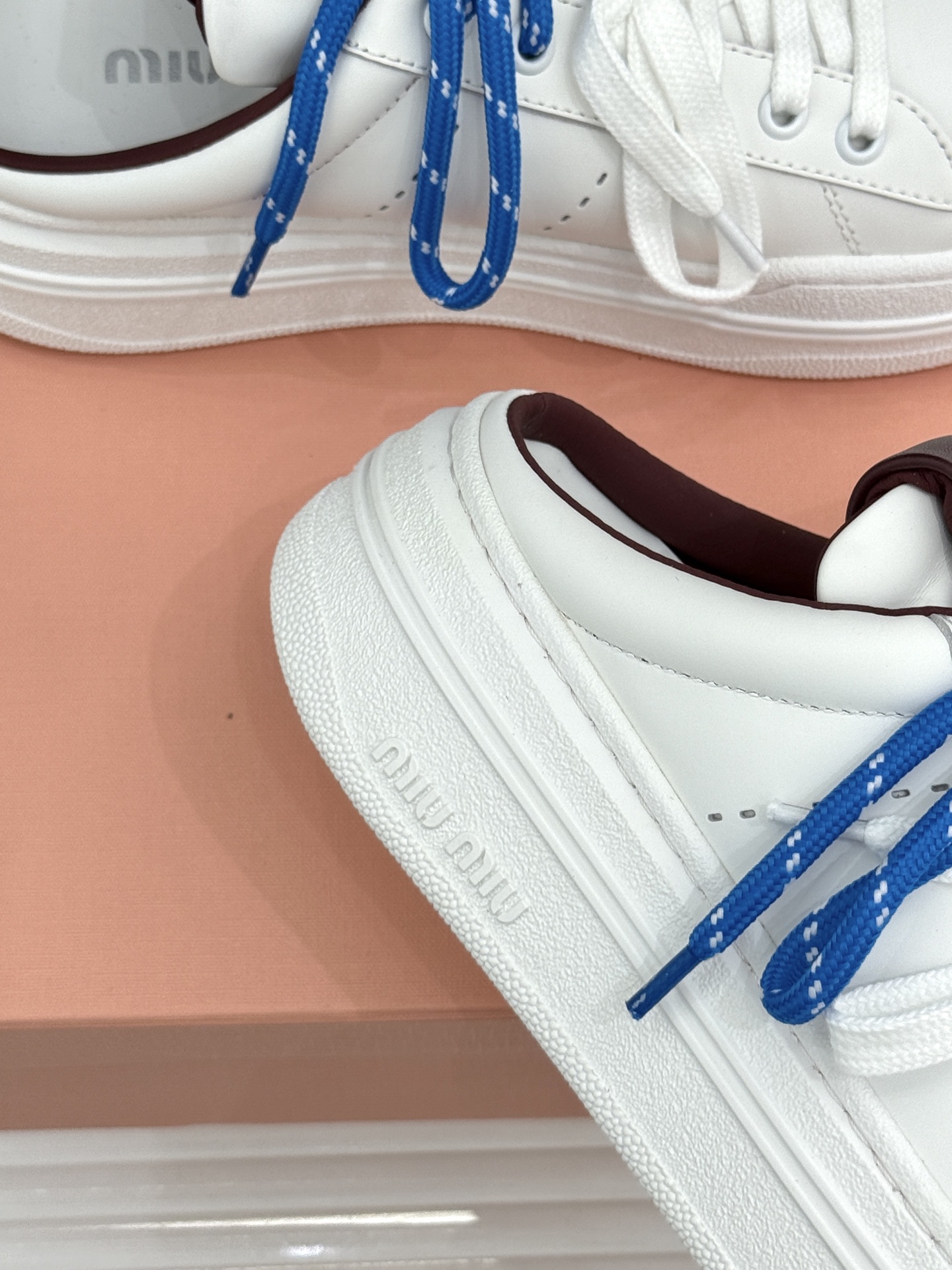 Miu Miu/缪缪26WF新品双色鞋带 厚底休闲运动穆勒小白鞋 双色鞋带穆勒小白鞋登场 撞色双鞋带添鲜活元气 厚底悄悄 Miu Miu/缪缪26WF新品双色鞋带 厚底休闲运动穆勒小白鞋 双色鞋带穆勒小白鞋登场 撞色双鞋带添鲜活元气 厚底悄悄