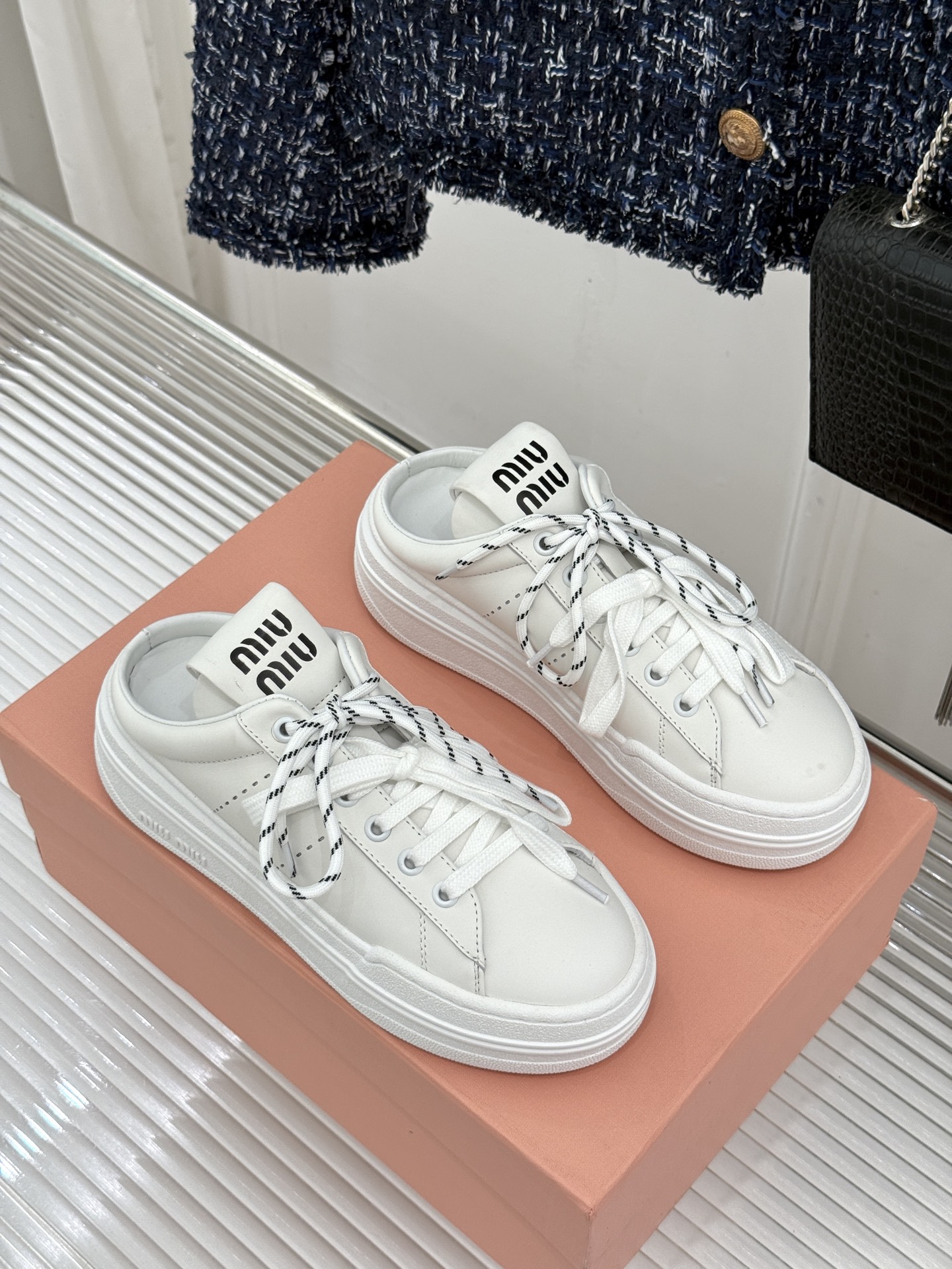 Miu Miu/缪缪26WF新品双色鞋带 厚底休闲运动穆勒小白鞋 双色鞋带穆勒小白鞋登场 撞色双鞋带添鲜活元气 厚底悄悄 Miu Miu/缪缪26WF新品双色鞋带 厚底休闲运动穆勒小白鞋 双色鞋带穆勒小白鞋登场 撞色双鞋带添鲜活元气 厚底悄悄