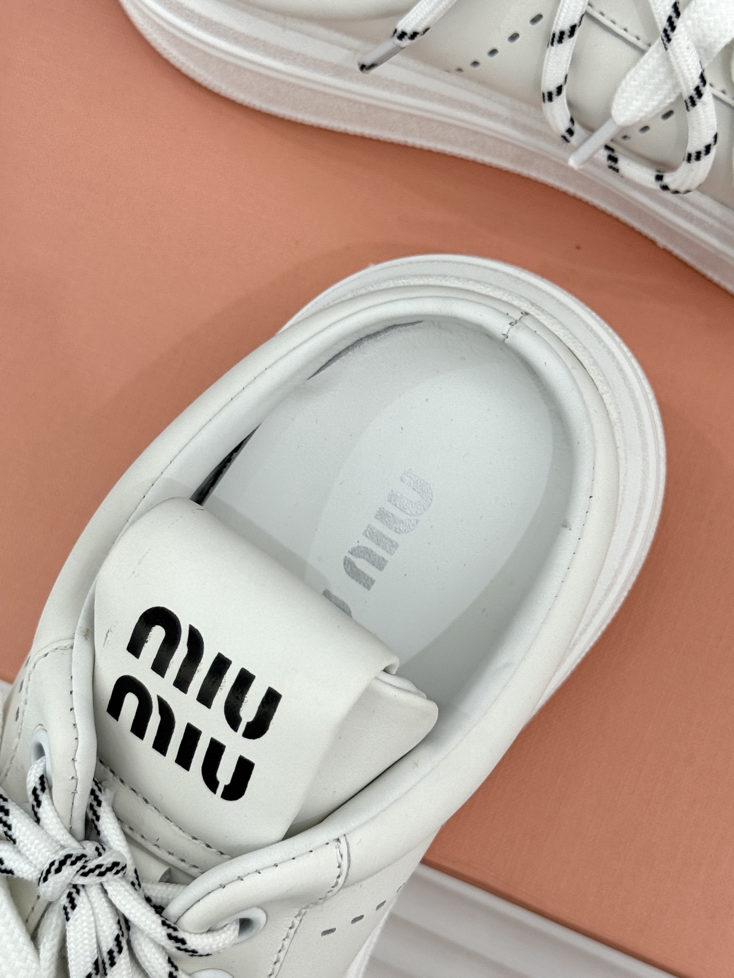 Miu Miu/缪缪26WF新品双色鞋带 厚底休闲运动穆勒小白鞋 双色鞋带穆勒小白鞋登场 撞色双鞋带添鲜活元气 厚底悄悄 Miu Miu/缪缪26WF新品双色鞋带 厚底休闲运动穆勒小白鞋 双色鞋带穆勒小白鞋登场 撞色双鞋带添鲜活元气 厚底悄悄