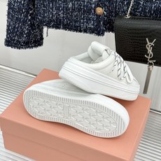 Miu Miu/缪缪26WF新品双色鞋带 厚底休闲运动穆勒小白鞋 双色鞋带穆勒小白鞋登场 撞色双鞋带添鲜活元气 厚底悄悄 Miu Miu/缪缪26WF新品双色鞋带 厚底休闲运动穆勒小白鞋 双色鞋带穆勒小白鞋登场 撞色双鞋带添鲜活元气 厚底悄悄