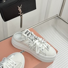 Miu Miu/缪缪26WF新品双色鞋带 厚底休闲运动穆勒小白鞋 双色鞋带穆勒小白鞋登场 撞色双鞋带添鲜活元气 厚底悄悄 Miu Miu/缪缪26WF新品双色鞋带 厚底休闲运动穆勒小白鞋 双色鞋带穆勒小白鞋登场 撞色双鞋带添鲜活元气 厚底悄悄