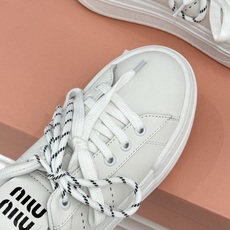 Miu Miu/缪缪26WF新品双色鞋带 厚底休闲运动穆勒小白鞋 双色鞋带穆勒小白鞋登场 撞色双鞋带添鲜活元气 厚底悄悄 Miu Miu/缪缪26WF新品双色鞋带 厚底休闲运动穆勒小白鞋 双色鞋带穆勒小白鞋登场 撞色双鞋带添鲜活元气 厚底悄悄