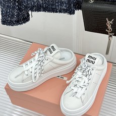 Miu Miu/缪缪26WF新品双色鞋带 厚底休闲运动穆勒小白鞋 双色鞋带穆勒小白鞋登场 撞色双鞋带添鲜活元气 厚底悄悄 Miu Miu/缪缪26WF新品双色鞋带 厚底休闲运动穆勒小白鞋 双色鞋带穆勒小白鞋登场 撞色双鞋带添鲜活元气 厚底悄悄