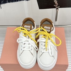 Miu Miu/缪缪26WF新品双色鞋带 厚底休闲运动穆勒小白鞋 双色鞋带穆勒小白鞋登场 撞色双鞋带添鲜活元气 厚底悄悄 Miu Miu/缪缪26WF新品双色鞋带 厚底休闲运动穆勒小白鞋 双色鞋带穆勒小白鞋登场 撞色双鞋带添鲜活元气 厚底悄悄