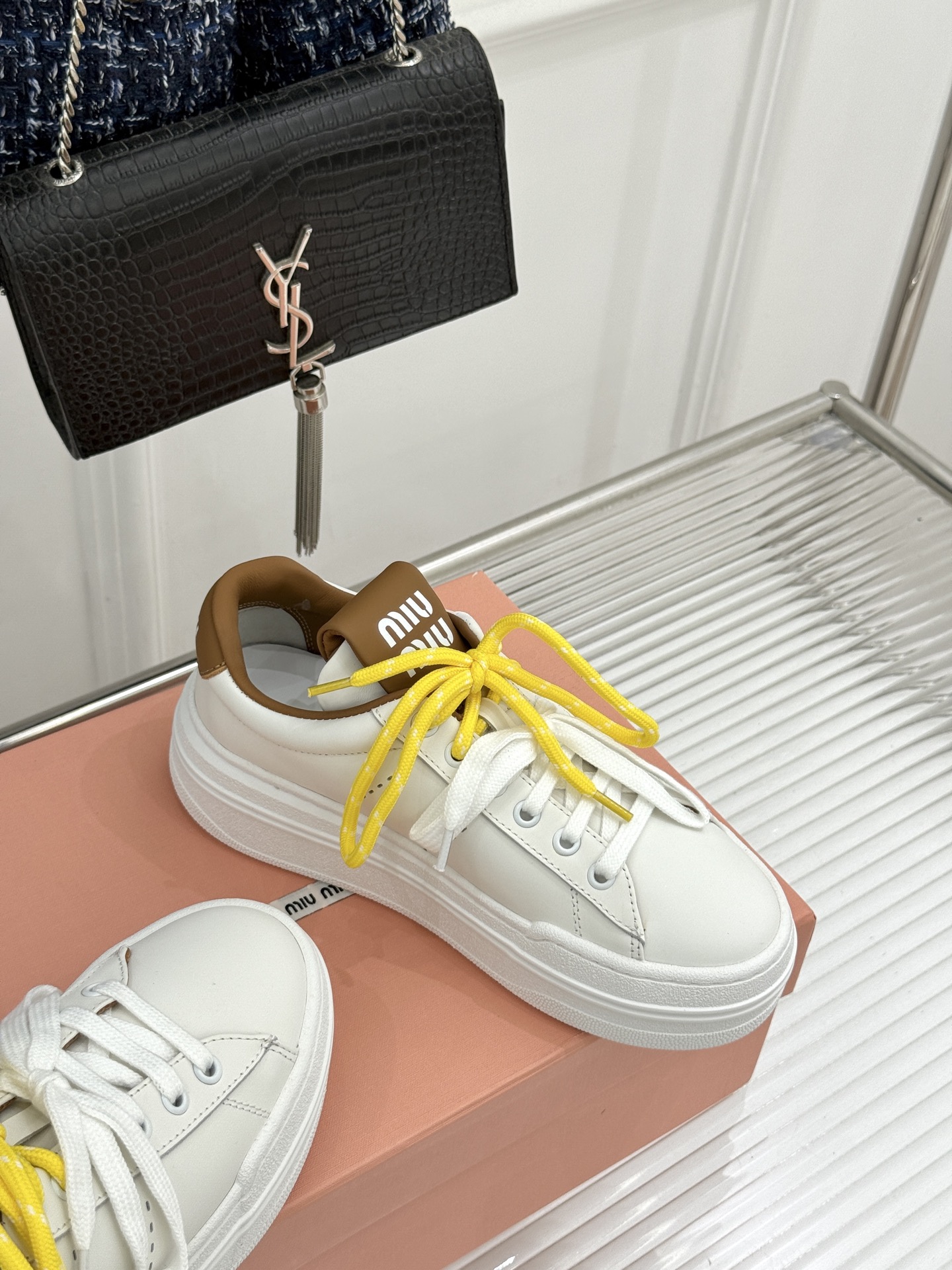 Miu Miu/缪缪26WF新品双色鞋带 厚底休闲运动穆勒小白鞋 双色鞋带穆勒小白鞋登场 撞色双鞋带添鲜活元气 厚底悄悄 Miu Miu/缪缪26WF新品双色鞋带 厚底休闲运动穆勒小白鞋 双色鞋带穆勒小白鞋登场 撞色双鞋带添鲜活元气 厚底悄悄