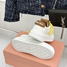 Miu Miu/缪缪26WF新品双色鞋带 厚底休闲运动穆勒小白鞋 双色鞋带穆勒小白鞋登场 撞色双鞋带添鲜活元气 厚底悄悄 Miu Miu/缪缪26WF新品双色鞋带 厚底休闲运动穆勒小白鞋 双色鞋带穆勒小白鞋登场 撞色双鞋带添鲜活元气 厚底悄悄