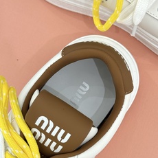 Miu Miu/缪缪26WF新品双色鞋带 厚底休闲运动穆勒小白鞋 双色鞋带穆勒小白鞋登场 撞色双鞋带添鲜活元气 厚底悄悄 Miu Miu/缪缪26WF新品双色鞋带 厚底休闲运动穆勒小白鞋 双色鞋带穆勒小白鞋登场 撞色双鞋带添鲜活元气 厚底悄悄