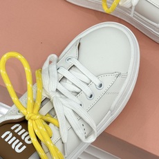 Miu Miu/缪缪26WF新品双色鞋带 厚底休闲运动穆勒小白鞋 双色鞋带穆勒小白鞋登场 撞色双鞋带添鲜活元气 厚底悄悄 Miu Miu/缪缪26WF新品双色鞋带 厚底休闲运动穆勒小白鞋 双色鞋带穆勒小白鞋登场 撞色双鞋带添鲜活元气 厚底悄悄