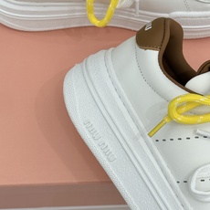 Miu Miu/缪缪26WF新品双色鞋带 厚底休闲运动穆勒小白鞋 双色鞋带穆勒小白鞋登场 撞色双鞋带添鲜活元气 厚底悄悄 Miu Miu/缪缪26WF新品双色鞋带 厚底休闲运动穆勒小白鞋 双色鞋带穆勒小白鞋登场 撞色双鞋带添鲜活元气 厚底悄悄