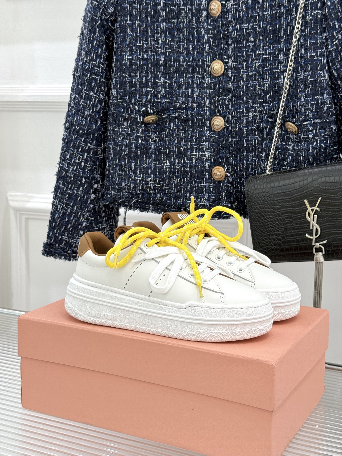 Miu Miu/缪缪26WF新品双色鞋带 厚底休闲运动穆勒小白鞋 双色鞋带穆勒小白鞋登场 撞色双鞋带添鲜活元气 厚底悄悄