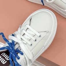 Miu Miu/缪缪26WF新品双色鞋带 厚底休闲运动穆勒小白鞋 双色鞋带穆勒小白鞋登场 撞色双鞋带添鲜活元气 厚底悄悄 Miu Miu/缪缪26WF新品双色鞋带 厚底休闲运动穆勒小白鞋 双色鞋带穆勒小白鞋登场 撞色双鞋带添鲜活元气 厚底悄悄