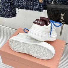 Miu Miu/缪缪26WF新品双色鞋带 厚底休闲运动穆勒小白鞋 双色鞋带穆勒小白鞋登场 撞色双鞋带添鲜活元气 厚底悄悄 Miu Miu/缪缪26WF新品双色鞋带 厚底休闲运动穆勒小白鞋 双色鞋带穆勒小白鞋登场 撞色双鞋带添鲜活元气 厚底悄悄