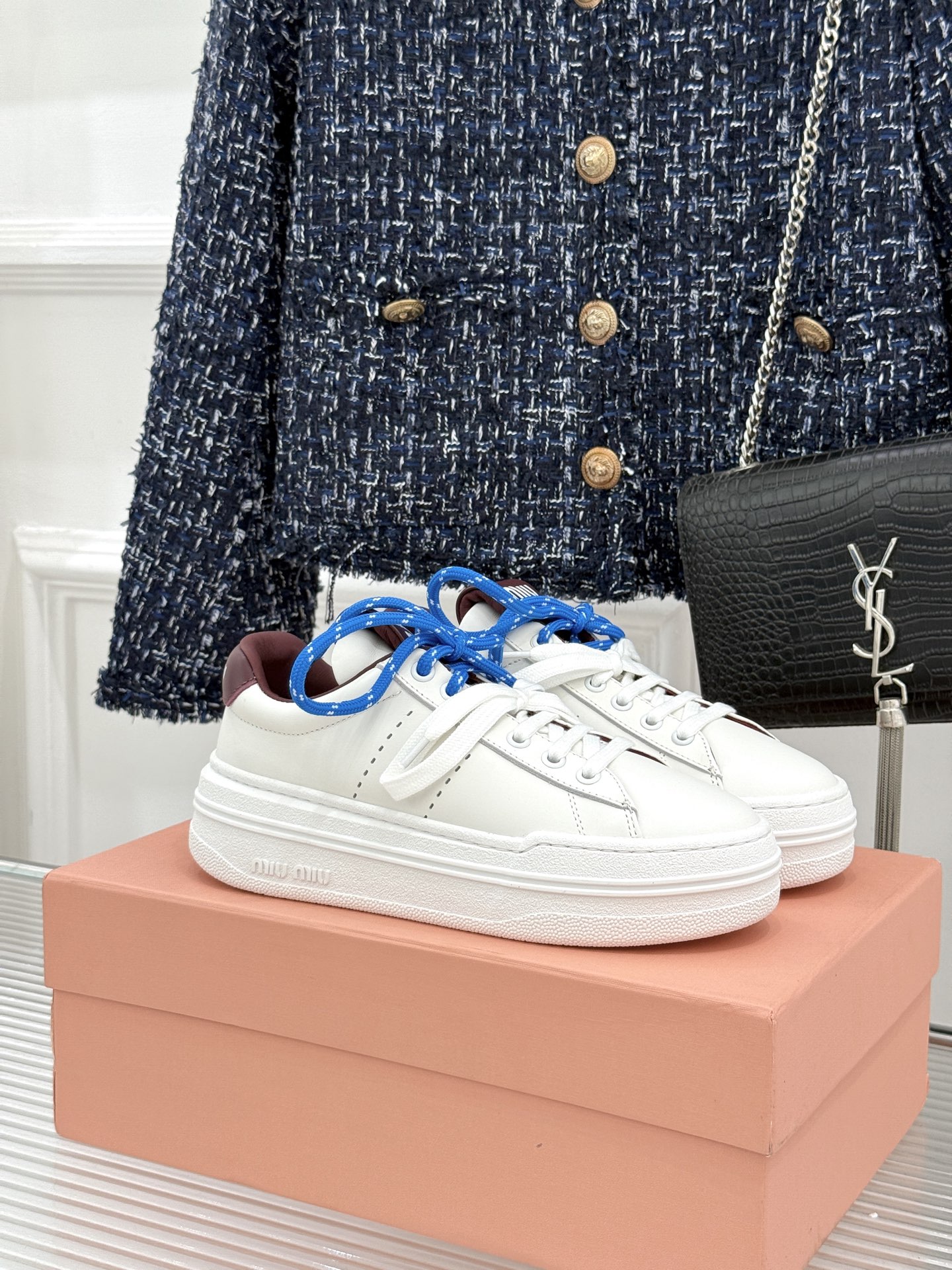 Miu Miu/缪缪26WF新品双色鞋带 厚底休闲运动穆勒小白鞋 双色鞋带穆勒小白鞋登场 撞色双鞋带添鲜活元气 厚底悄悄