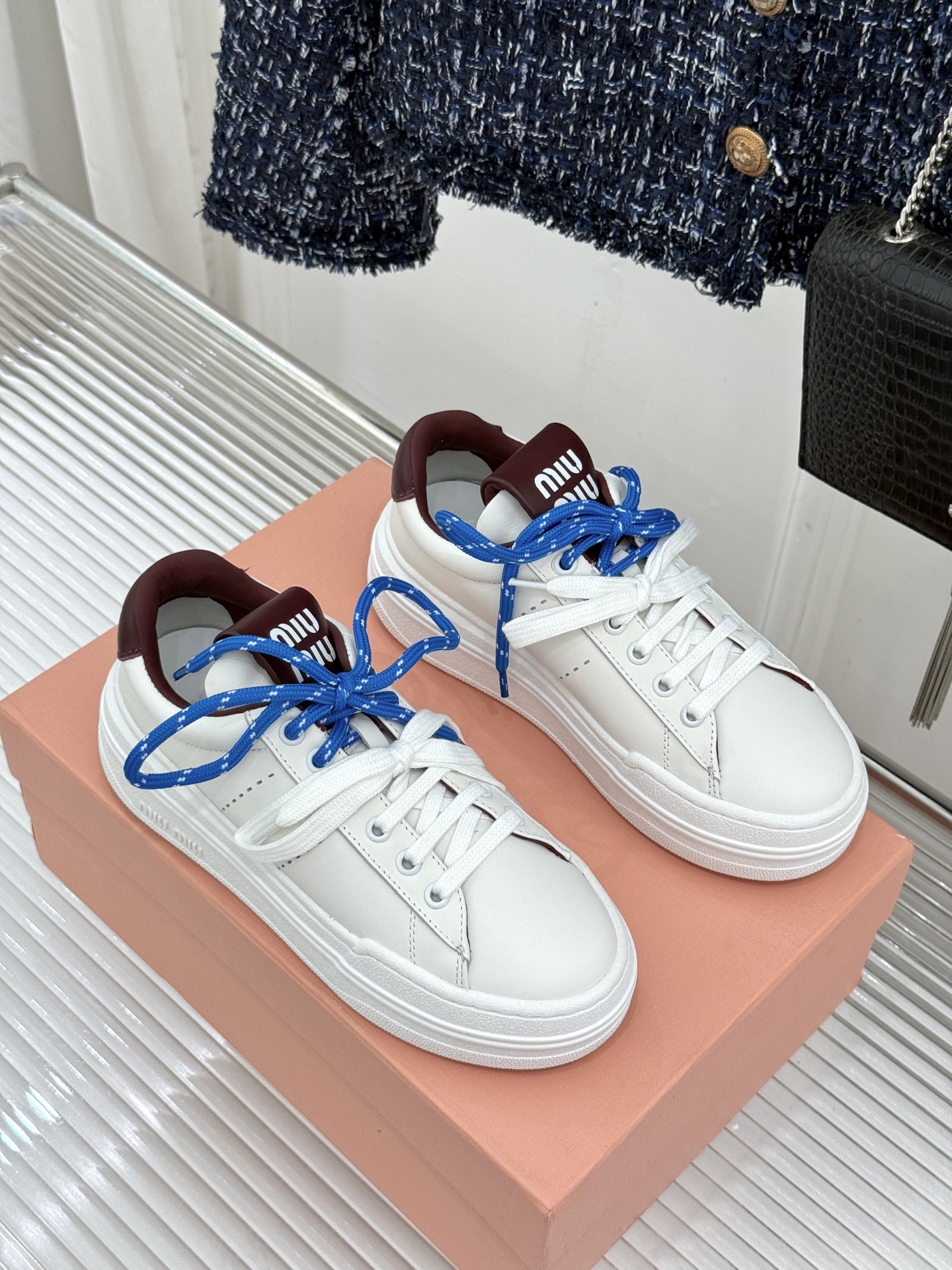 Miu Miu/缪缪26WF新品双色鞋带 厚底休闲运动穆勒小白鞋 双色鞋带穆勒小白鞋登场 撞色双鞋带添鲜活元气 厚底悄悄 Miu Miu/缪缪26WF新品双色鞋带 厚底休闲运动穆勒小白鞋 双色鞋带穆勒小白鞋登场 撞色双鞋带添鲜活元气 厚底悄悄