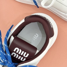 Miu Miu/缪缪26WF新品双色鞋带 厚底休闲运动穆勒小白鞋 双色鞋带穆勒小白鞋登场 撞色双鞋带添鲜活元气 厚底悄悄 Miu Miu/缪缪26WF新品双色鞋带 厚底休闲运动穆勒小白鞋 双色鞋带穆勒小白鞋登场 撞色双鞋带添鲜活元气 厚底悄悄