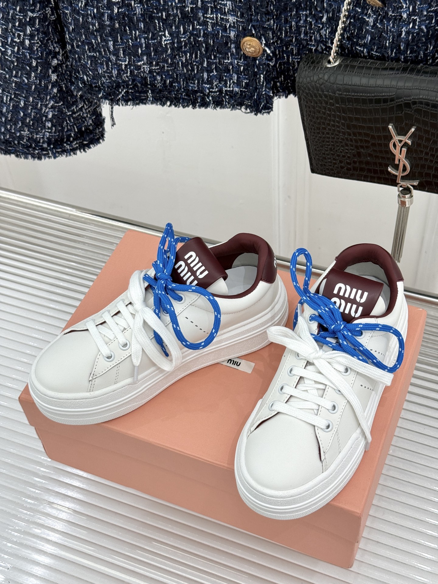 Miu Miu/缪缪26WF新品双色鞋带 厚底休闲运动穆勒小白鞋 双色鞋带穆勒小白鞋登场 撞色双鞋带添鲜活元气 厚底悄悄 Miu Miu/缪缪26WF新品双色鞋带 厚底休闲运动穆勒小白鞋 双色鞋带穆勒小白鞋登场 撞色双鞋带添鲜活元气 厚底悄悄
