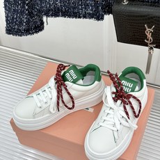 Miu Miu/缪缪26WF新品双色鞋带 厚底休闲运动穆勒小白鞋 双色鞋带穆勒小白鞋登场 撞色双鞋带添鲜活元气 厚底悄悄 Miu Miu/缪缪26WF新品双色鞋带 厚底休闲运动穆勒小白鞋 双色鞋带穆勒小白鞋登场 撞色双鞋带添鲜活元气 厚底悄悄