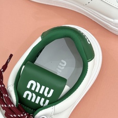 Miu Miu/缪缪26WF新品双色鞋带 厚底休闲运动穆勒小白鞋 双色鞋带穆勒小白鞋登场 撞色双鞋带添鲜活元气 厚底悄悄 Miu Miu/缪缪26WF新品双色鞋带 厚底休闲运动穆勒小白鞋 双色鞋带穆勒小白鞋登场 撞色双鞋带添鲜活元气 厚底悄悄