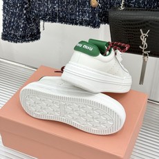 Miu Miu/缪缪26WF新品双色鞋带 厚底休闲运动穆勒小白鞋 双色鞋带穆勒小白鞋登场 撞色双鞋带添鲜活元气 厚底悄悄 Miu Miu/缪缪26WF新品双色鞋带 厚底休闲运动穆勒小白鞋 双色鞋带穆勒小白鞋登场 撞色双鞋带添鲜活元气 厚底悄悄