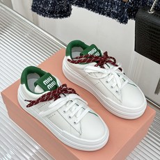Miu Miu/缪缪26WF新品双色鞋带 厚底休闲运动穆勒小白鞋 双色鞋带穆勒小白鞋登场 撞色双鞋带添鲜活元气 厚底悄悄 Miu Miu/缪缪26WF新品双色鞋带 厚底休闲运动穆勒小白鞋 双色鞋带穆勒小白鞋登场 撞色双鞋带添鲜活元气 厚底悄悄