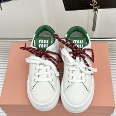 Miu Miu/缪缪26WF新品双色鞋带 厚底休闲运动穆勒小白鞋 双色鞋带穆勒小白鞋登场 撞色双鞋带添鲜活元气 厚底悄悄 Miu Miu/缪缪26WF新品双色鞋带 厚底休闲运动穆勒小白鞋 双色鞋带穆勒小白鞋登场 撞色双鞋带添鲜活元气 厚底悄悄