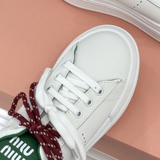Miu Miu/缪缪26WF新品双色鞋带 厚底休闲运动穆勒小白鞋 双色鞋带穆勒小白鞋登场 撞色双鞋带添鲜活元气 厚底悄悄 Miu Miu/缪缪26WF新品双色鞋带 厚底休闲运动穆勒小白鞋 双色鞋带穆勒小白鞋登场 撞色双鞋带添鲜活元气 厚底悄悄