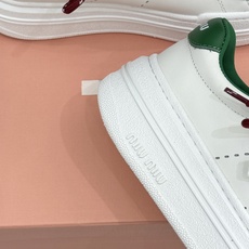 Miu Miu/缪缪26WF新品双色鞋带 厚底休闲运动穆勒小白鞋 双色鞋带穆勒小白鞋登场 撞色双鞋带添鲜活元气 厚底悄悄 Miu Miu/缪缪26WF新品双色鞋带 厚底休闲运动穆勒小白鞋 双色鞋带穆勒小白鞋登场 撞色双鞋带添鲜活元气 厚底悄悄