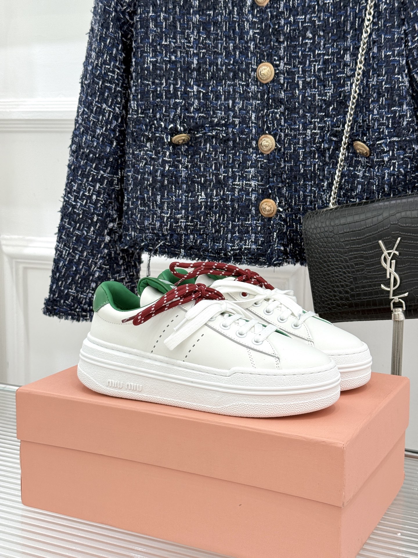 Miu Miu/缪缪26WF新品双色鞋带 厚底休闲运动穆勒小白鞋 双色鞋带穆勒小白鞋登场 撞色双鞋带添鲜活元气 厚底悄悄