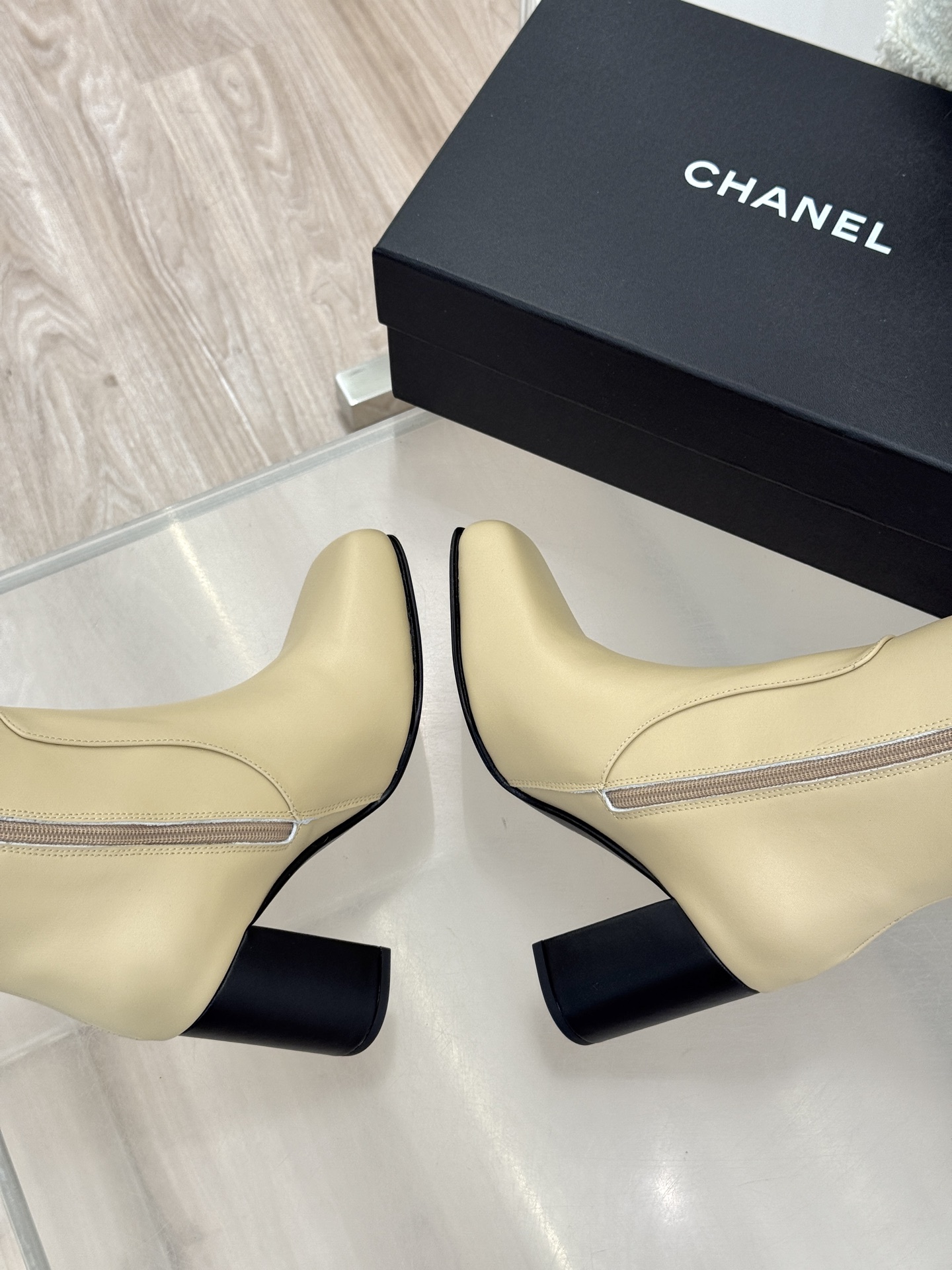 CHANE*|小香26B新品极简 方头粗跟长靴 极简方头勾勒利落线条 高筒靴型修饰腿型比例 粗跟稳当悄悄拔高身形 双C暗 CHANE*|小香26B新品极简 方头粗跟长靴 极简方头勾勒利落线条 高筒靴型修饰腿型比例 粗跟稳当悄悄拔高身形 双C暗
