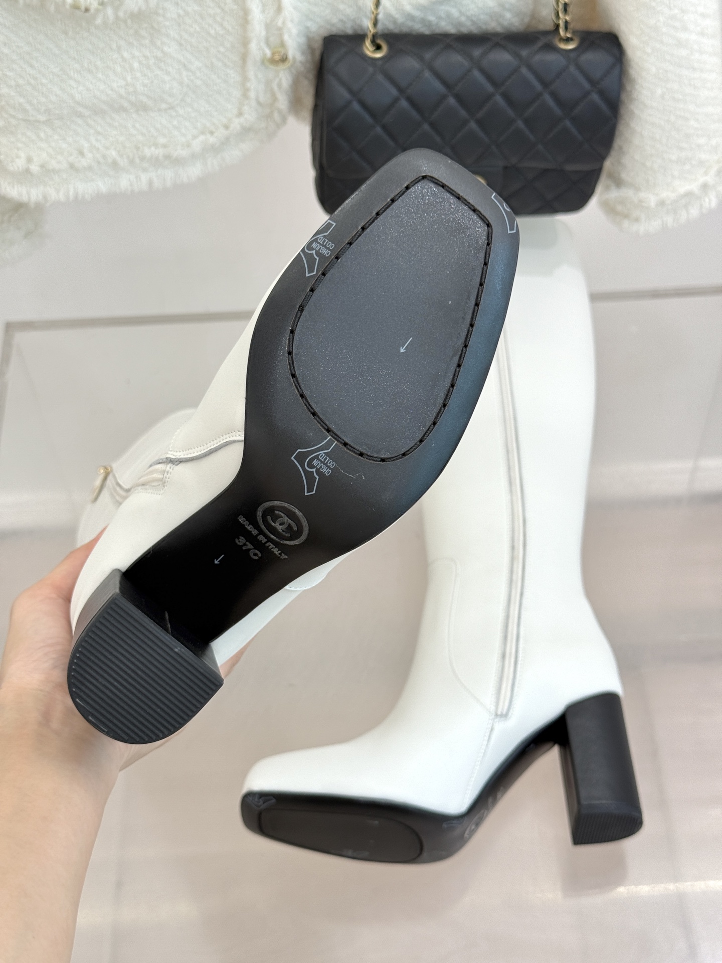 CHANE*|小香26B新品极简 方头粗跟长靴 极简方头勾勒利落线条 高筒靴型修饰腿型比例 粗跟稳当悄悄拔高身形 双C暗 CHANE*|小香26B新品极简 方头粗跟长靴 极简方头勾勒利落线条 高筒靴型修饰腿型比例 粗跟稳当悄悄拔高身形 双C暗