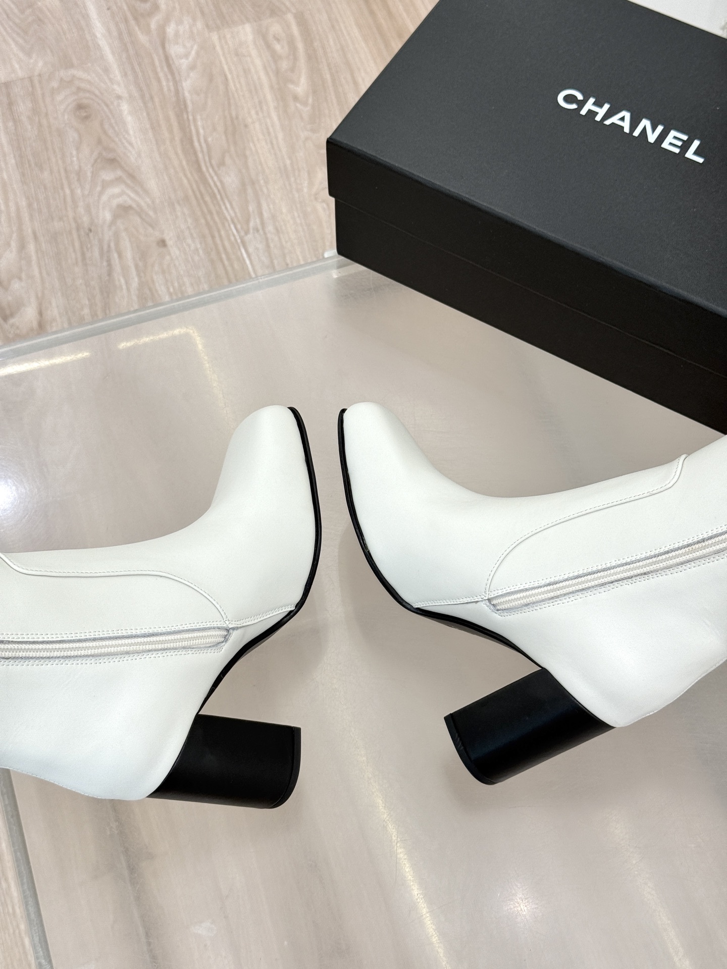 CHANE*|小香26B新品极简 方头粗跟长靴 极简方头勾勒利落线条 高筒靴型修饰腿型比例 粗跟稳当悄悄拔高身形 双C暗 CHANE*|小香26B新品极简 方头粗跟长靴 极简方头勾勒利落线条 高筒靴型修饰腿型比例 粗跟稳当悄悄拔高身形 双C暗