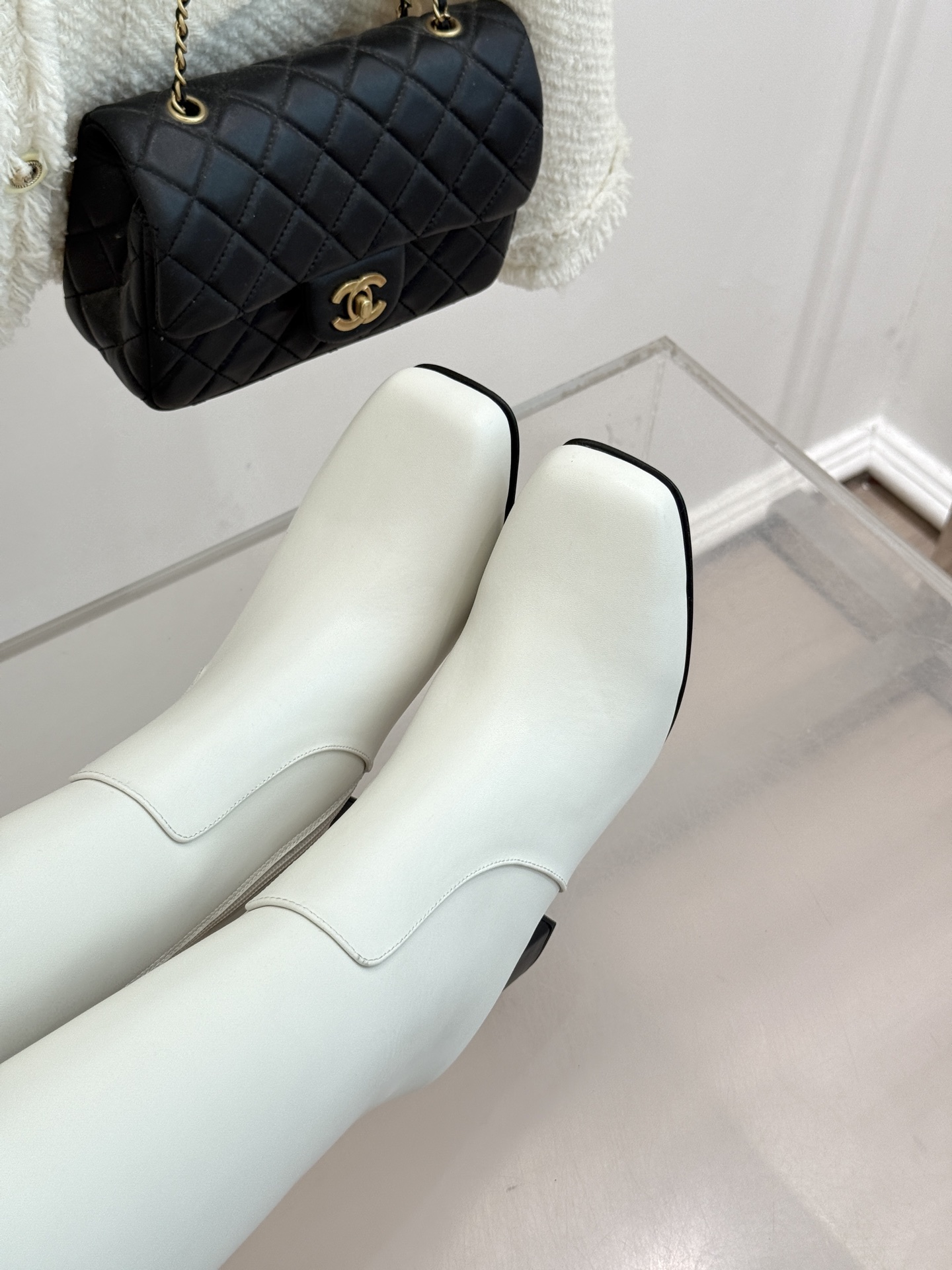CHANE*|小香26B新品极简 方头粗跟长靴 极简方头勾勒利落线条 高筒靴型修饰腿型比例 粗跟稳当悄悄拔高身形 双C暗 CHANE*|小香26B新品极简 方头粗跟长靴 极简方头勾勒利落线条 高筒靴型修饰腿型比例 粗跟稳当悄悄拔高身形 双C暗