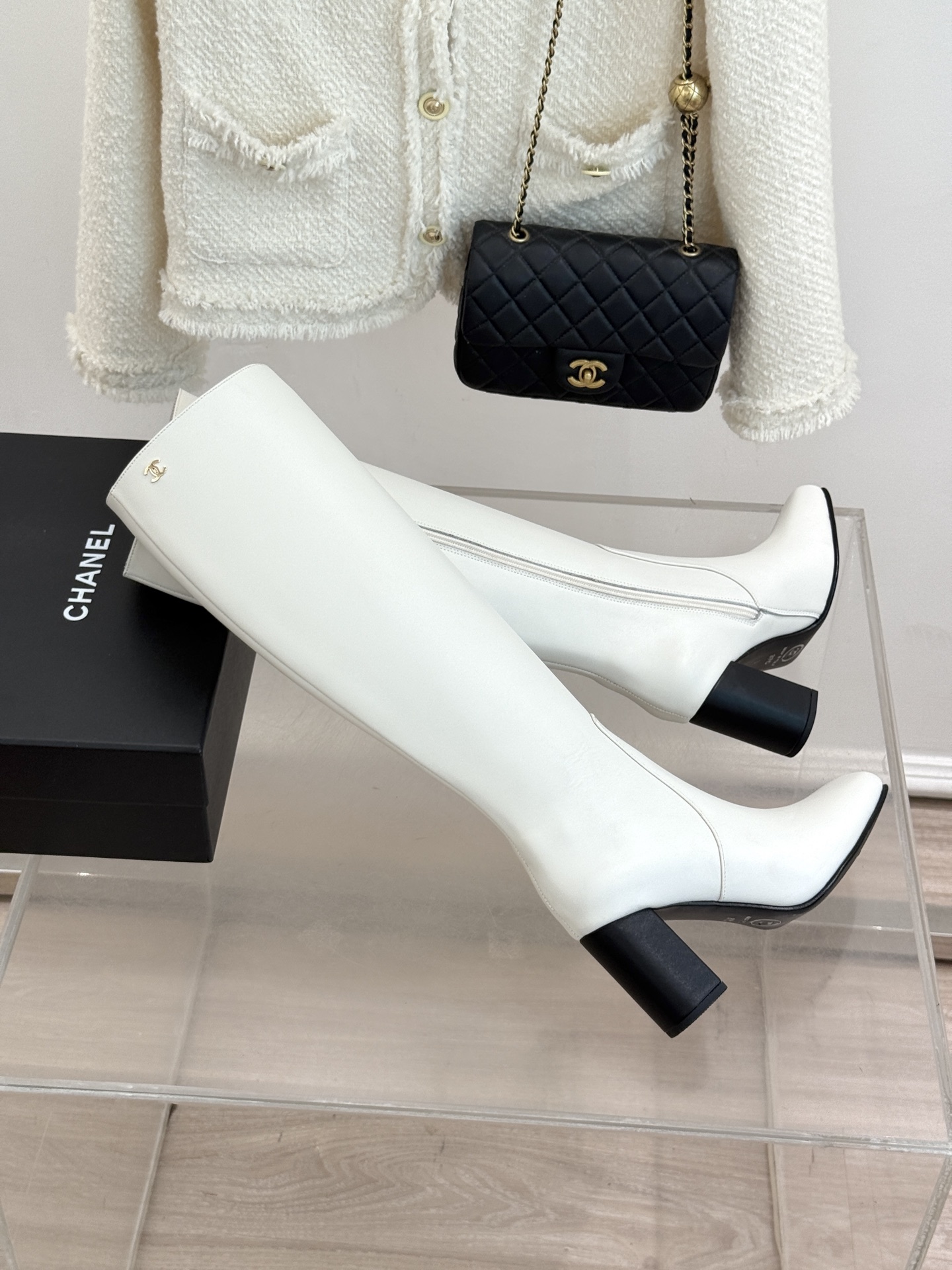 CHANE*|小香26B新品极简 方头粗跟长靴 极简方头勾勒利落线条 高筒靴型修饰腿型比例 粗跟稳当悄悄拔高身形 双C暗 CHANE*|小香26B新品极简 方头粗跟长靴 极简方头勾勒利落线条 高筒靴型修饰腿型比例 粗跟稳当悄悄拔高身形 双C暗