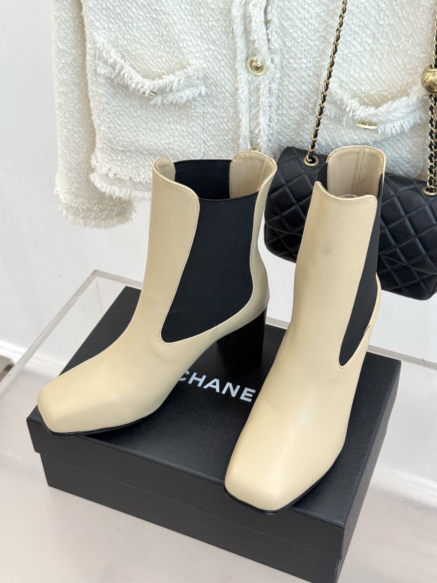 CHANE*|小香26B新品极简 方头切尔西粗跟短靴 极简方头勾勒利落足型 切尔西靴型自带松弛质感 侧松紧设计穿脱便捷省 CHANE*|小香26B新品极简 方头切尔西粗跟短靴 极简方头勾勒利落足型 切尔西靴型自带松弛质感 侧松紧设计穿脱便捷省