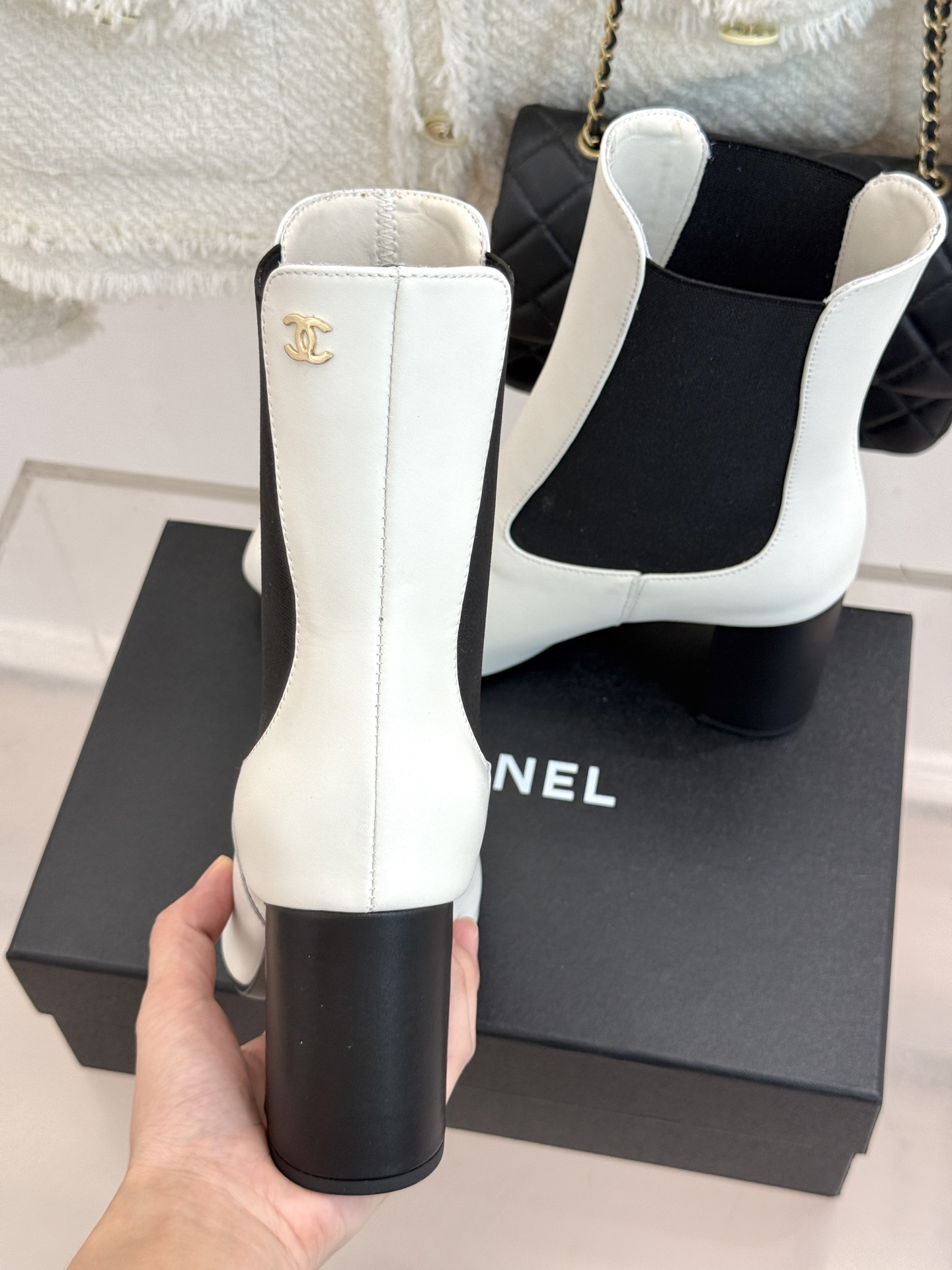 CHANE*|小香26B新品极简 方头切尔西粗跟短靴 极简方头勾勒利落足型 切尔西靴型自带松弛质感 侧松紧设计穿脱便捷省 CHANE*|小香26B新品极简 方头切尔西粗跟短靴 极简方头勾勒利落足型 切尔西靴型自带松弛质感 侧松紧设计穿脱便捷省