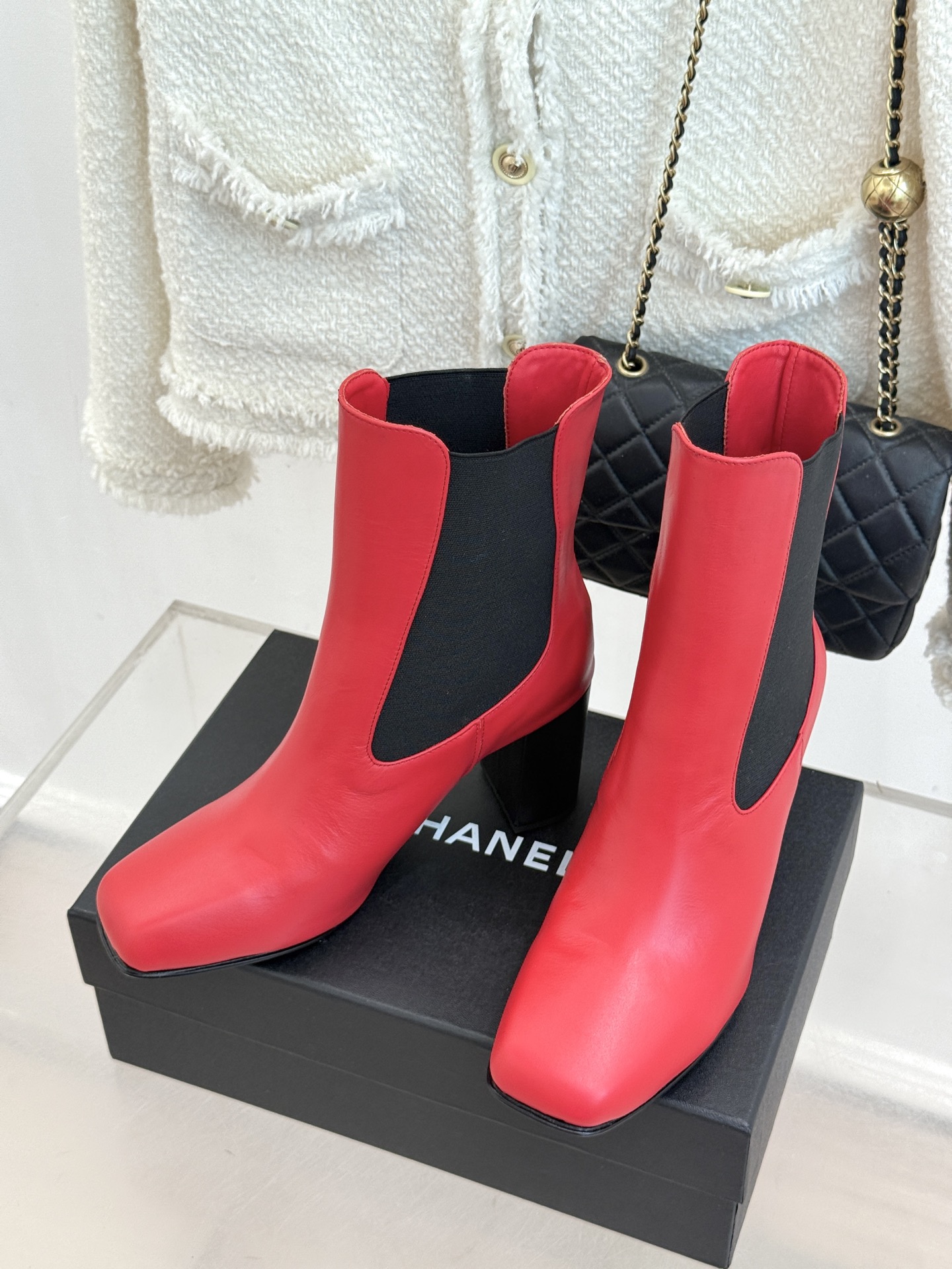 CHANE*|小香26B新品极简 方头切尔西粗跟短靴 极简方头勾勒利落足型 切尔西靴型自带松弛质感 侧松紧设计穿脱便捷省 CHANE*|小香26B新品极简 方头切尔西粗跟短靴 极简方头勾勒利落足型 切尔西靴型自带松弛质感 侧松紧设计穿脱便捷省