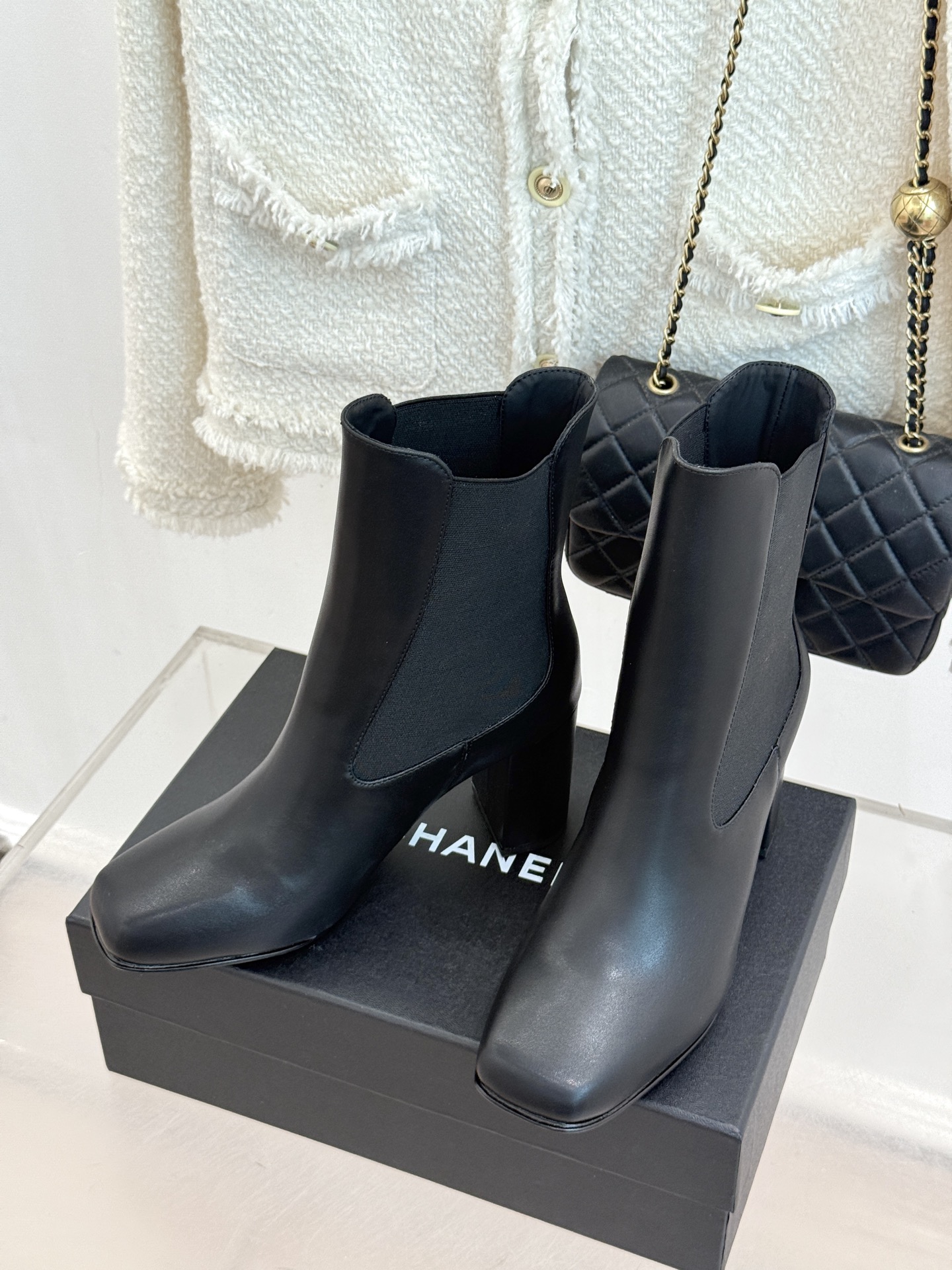 CHANE*｜小香26B新品极简 方头切尔西粗跟短靴 极简方头勾勒利落足型 切尔西靴型自带松弛质感 侧松紧设计穿脱便捷省