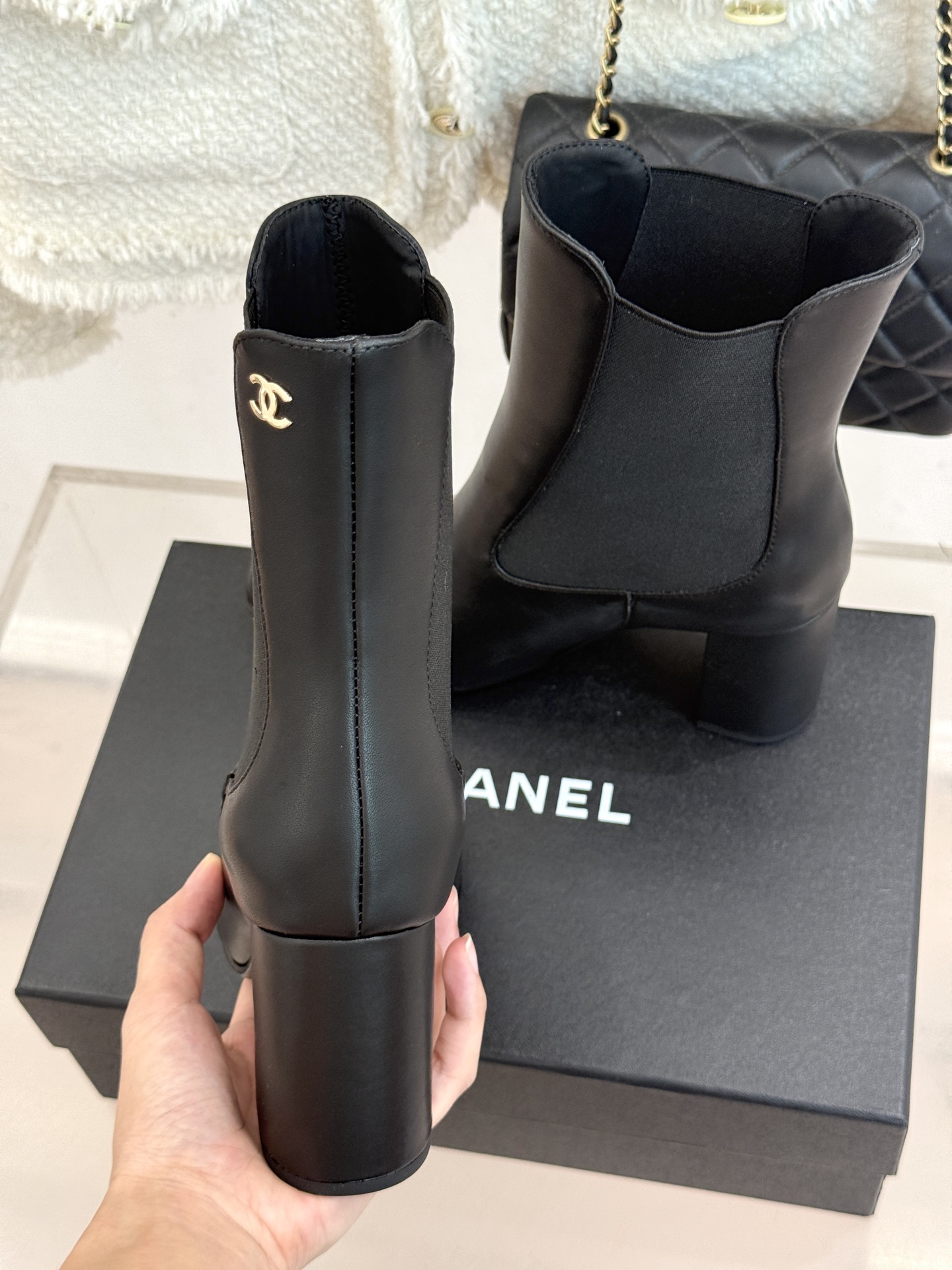 CHANE*｜小香26B新品极简 方头切尔西粗跟短靴 极简方头勾勒利落足型 切尔西靴型自带松弛质感 侧松紧设计穿脱便捷省