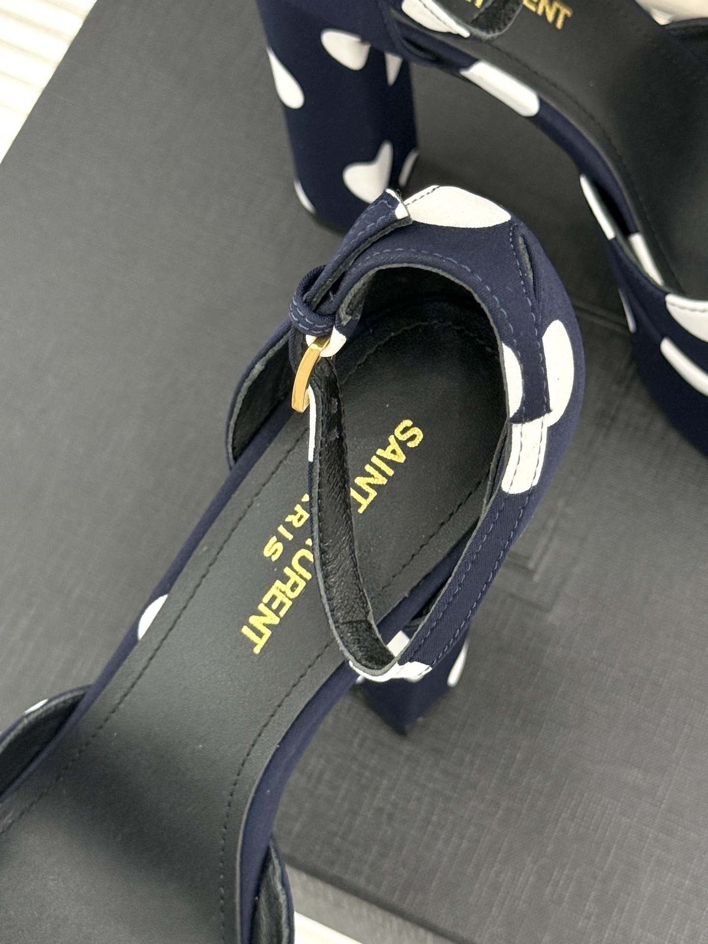 Saint Laurent /YSL圣罗兰26WF新品 波点鱼嘴防水台高跟凉鞋 波点肌理晕染复古调性 鱼嘴露趾衬足型纤细 Saint Laurent /YSL圣罗兰26WF新品 波点鱼嘴防水台高跟凉鞋 波点肌理晕染复古调性 鱼嘴露趾衬足型纤细