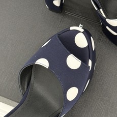 Saint Laurent /YSL圣罗兰26WF新品 波点鱼嘴防水台高跟凉鞋 波点肌理晕染复古调性 鱼嘴露趾衬足型纤细 Saint Laurent /YSL圣罗兰26WF新品 波点鱼嘴防水台高跟凉鞋 波点肌理晕染复古调性 鱼嘴露趾衬足型纤细