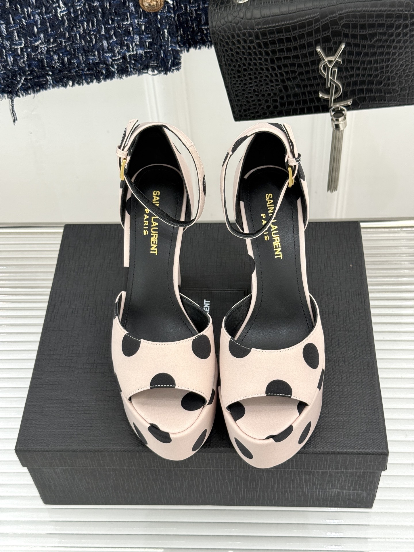 Saint Laurent /YSL圣罗兰26WF新品 波点鱼嘴防水台高跟凉鞋 波点肌理晕染复古调性 鱼嘴露趾衬足型纤细 Saint Laurent /YSL圣罗兰26WF新品 波点鱼嘴防水台高跟凉鞋 波点肌理晕染复古调性 鱼嘴露趾衬足型纤细