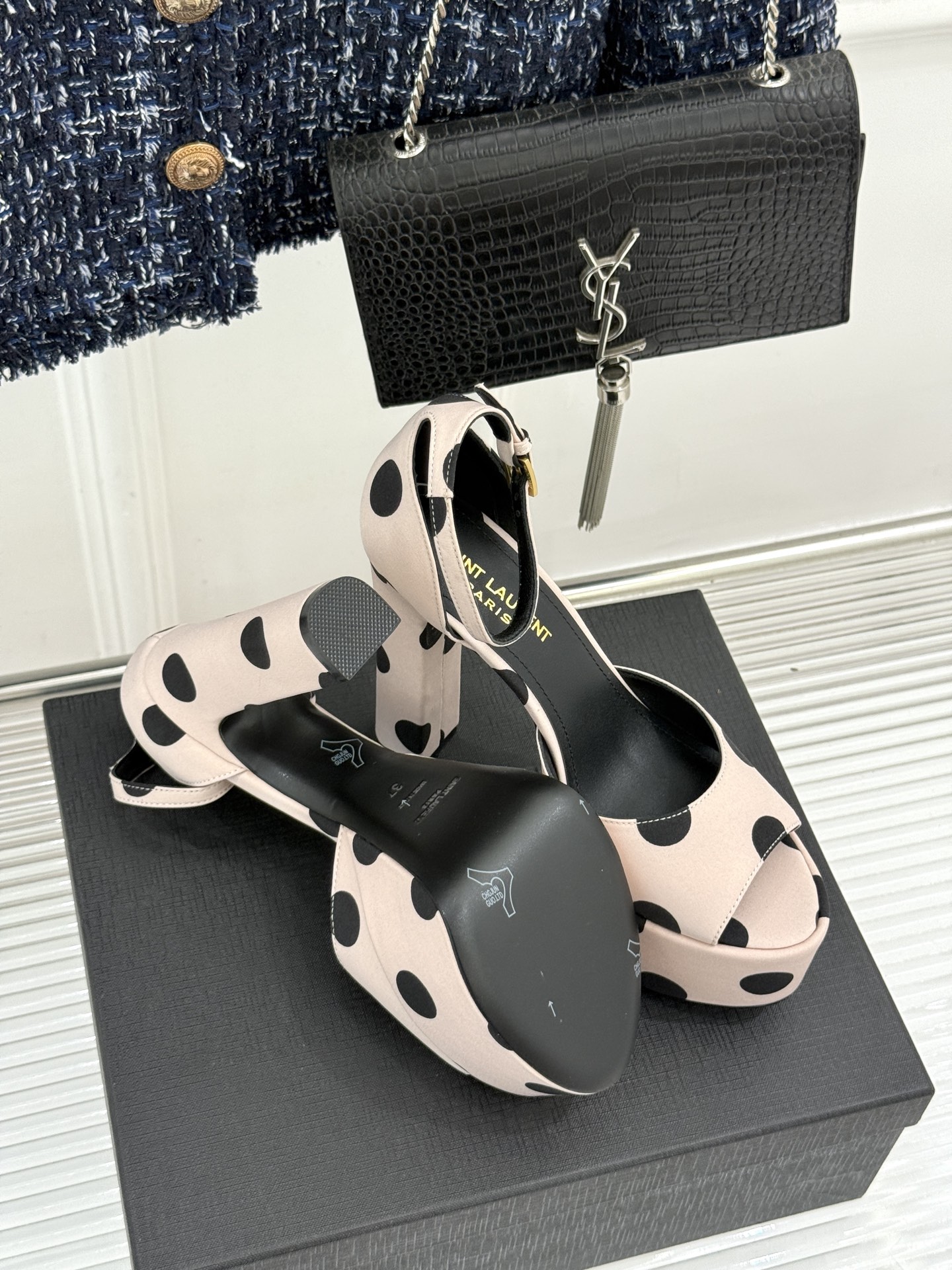 Saint Laurent /YSL圣罗兰26WF新品 波点鱼嘴防水台高跟凉鞋 波点肌理晕染复古调性 鱼嘴露趾衬足型纤细 Saint Laurent /YSL圣罗兰26WF新品 波点鱼嘴防水台高跟凉鞋 波点肌理晕染复古调性 鱼嘴露趾衬足型纤细